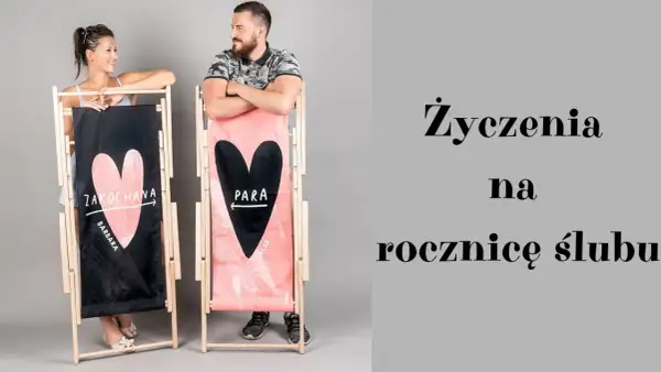 Para zakochanych przy leżakach z sercami. Idealne życzenia na rocznicę ślubu dla Barbary i Jacusa.