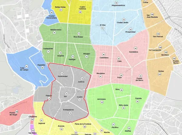 Mapa de Madrid con zonas de colores que ilustran la diferencia entre zona azul y zona verde, mostrando barrios como Sol, Embajadores y Cortes.