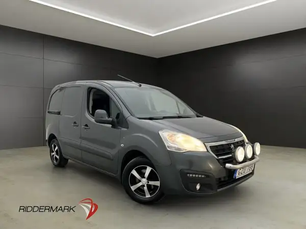Grå Peugeot Partner skåpbil med extraljus. Tänk på peugeot kamremsbyte intervall för att hålla den i toppskick.