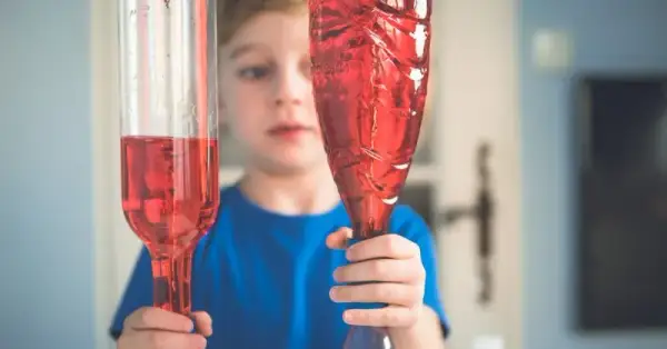 Eksperymenty z kolorami dla dzieci – proste i fascynujące zabawy w domu