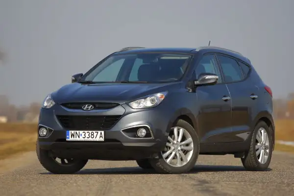 Szary Hyundai ix35 na drodze. Wymiana żarówki mijania w tym modelu jest prosta.