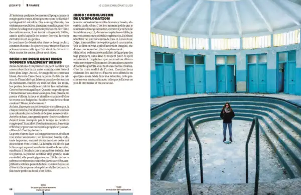 Une jeune femme explore une piscine abandonnée, un lieu typique des **urbex**. Les marches bleues mènent à un bassin vide, témoignant de son passé.