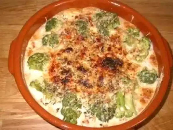 Un délicieux gratin de brocolis crémeux et gratiné, prêt à être dégusté.