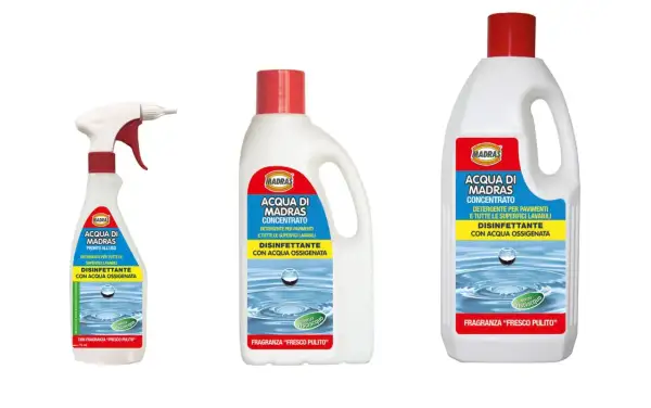 Tre flaconi di detergente Madras per pavimenti e superfici lavabili, con acqua ossigenata per una pulizia profonda.