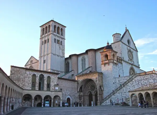 Basilica di San Francesco ad Assisi, un luogo imperdibile per scoprire cosa vedere in Umbria. La sua maestosa architettura domina la piazza.