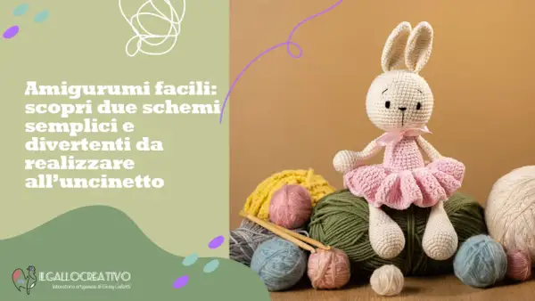 Coniglietto all'uncinetto con tutù rosa, circondato da gomitoli colorati. Scopri schemi gratis per uncinetto per bambini.