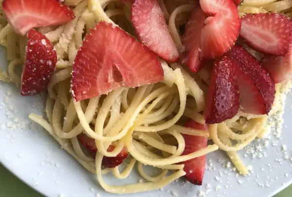 Makaron z truskawkami i parmezanem. Nietypowe połączenie smaków, które zaskakuje.