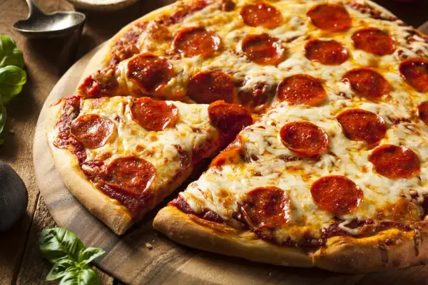 Ile kalorii ma pizza pepperoni? Zaskakujące różnice w kaloryczności