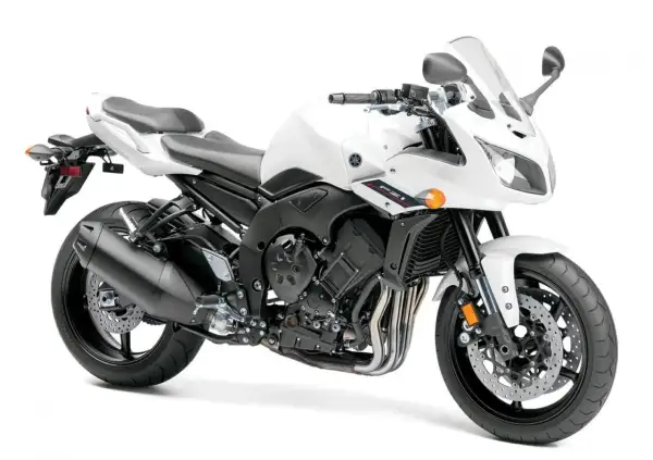 Biały motocykl Yamaha FZ1, gotowy do jazdy.