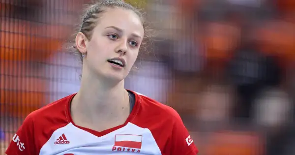 Martyna Czyrniańska, młoda siatkarka, skupiona na boisku. Jej wzrost i determinacja budzą podziw.