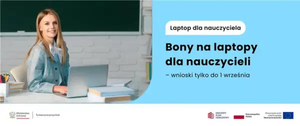 Uśmiechnięta nauczycielka przy biurku z laptopem. Bony na laptopy dla nauczycieli - wnioski tylko do 1 września.