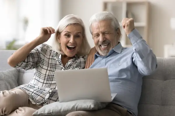 Szczęśliwi seniorzy z roczników 1949-1953 cieszą się z pozytywnego przeliczenia emerytury po sprawdzeniu online.