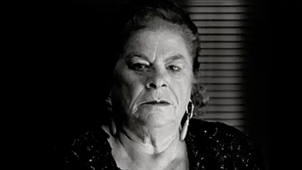 Retrato en blanco y negro de una mujer mayor con profundas arrugas y mirada intensa, capturando **expresiones jerezanas** llenas de carácter.