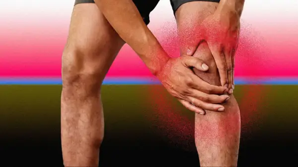 Dolore al ginocchio, con mani che stringono la rotula e la muscolatura del ginocchio evidenziata da un effetto rosso brillante.