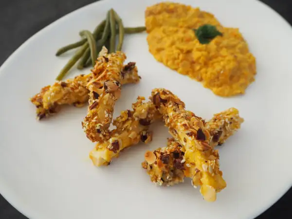 Jak zrobić frytki z tofu dla wegan? Wysokobiałkowa przekąska z chrupiącym tofu, fasolką szparagową i puree z soczewicy.