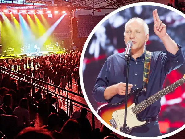 Wokalista z gitarą elektryczną na scenie, tłum widzów na elektryczne gitary koncertach.