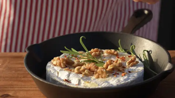 Ser camembert z orzechami i rozmarynem w żeliwnej patelni, idealna przystawka do grilla.