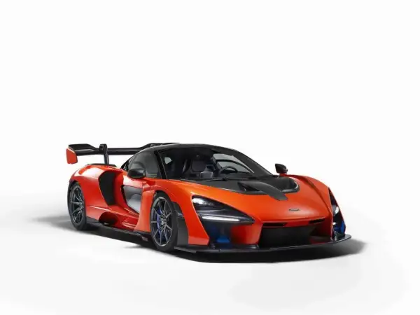 Pomarańczowy McLaren Senna z czarnym dachem i spoilerem, gotowy do bicia rekordów prędkości.