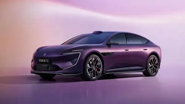 El elegante sedán Avatr 12, de color púrpura metálico, se exhibe con un diseño futurista y líneas aerodinámicas.