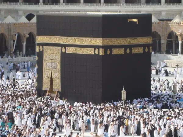 Folk samlas runt Kaba i Mecka. Här ligger den heliga platsen som miljontals pilgrimer besöker.