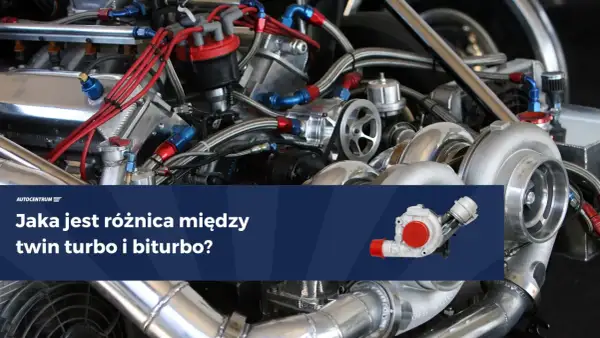 Silnik z dwoma turbosprężarkami, czyli twin turbo, a biturbo. Zbliżenie na skomplikowaną konstrukcję z licznymi przewodami i elementami.