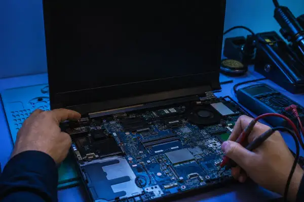 Naprawiam laptopa, który nie chce się włączyć. Mierzę napięcie na płycie głównej.