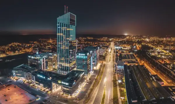 Olivia Star, imponująca **wysokość** wieżowca, rozświetla nocne miasto.