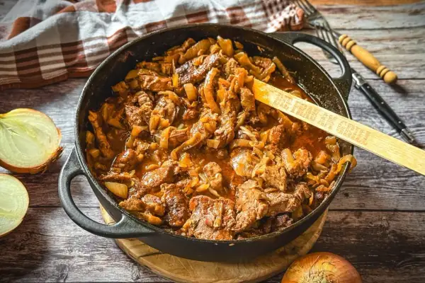 Herzhaftes Zwiebelfleisch-Rezept in einer Gusseisenpfanne, mit Zwiebeln und Fleisch in einer würzigen Sauce. Ein Klassiker, der immer schmeckt.