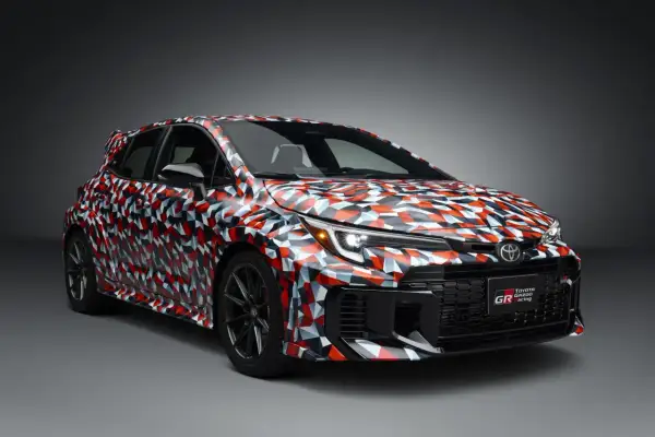 Agresywny kamuflaż na sportowej sylwetce Toyota Corolla GR zapowiada moc i dynamikę.