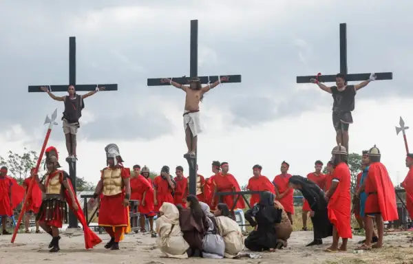 Filipiny religia: inscenizacja ukrzyżowania Jezusa z udziałem aktorów w strojach rzymskich żołnierzy i postaci biblijnych.