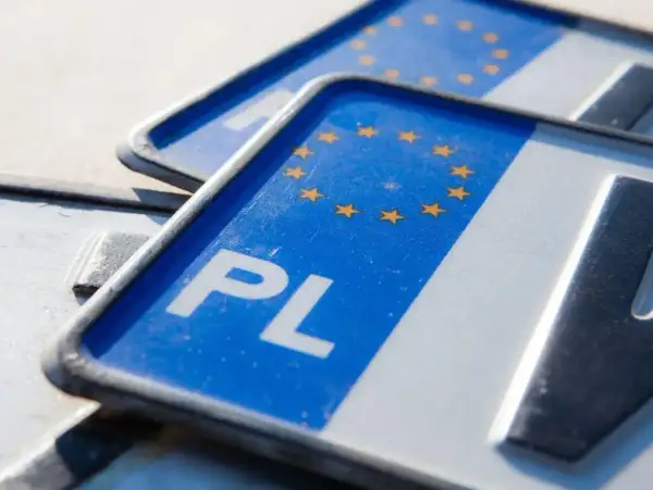 Zbliżenie na polskie tablice rejestracyjne z gwiazdami UE. Czy trzeba zmieniać tablice rejestracyjne? Nie, te są wciąż aktualne.