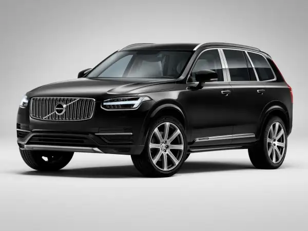 Elegancki, czarny Volvo CX90 z chromowanymi detalami i nowoczesnymi światłami, gotowy na każdą podróż.