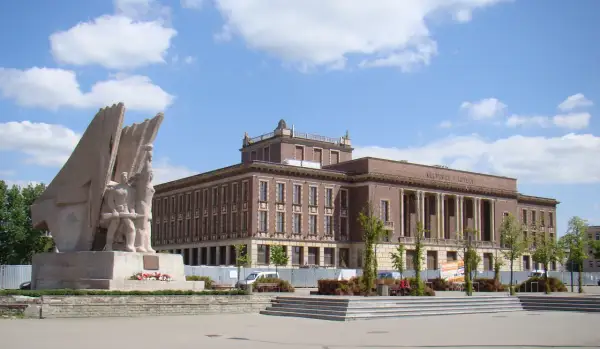 Dąbrowa Górnicza: Odkryj zielone serce Zagłębia i zaskakujące atrakcje!