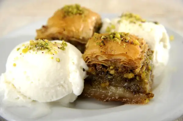 Délicieux baklava recette servi avec de la glace à la vanille, saupoudré de pistaches concassées.