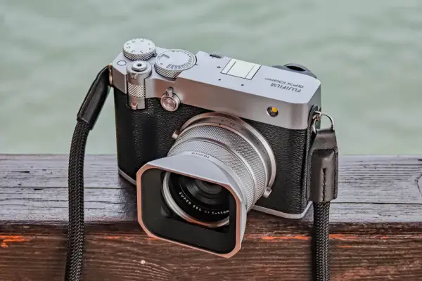 La nuova Fujifilm GFX 100S, un gioiello di tecnologia e design, pronta a catturare ogni dettaglio.