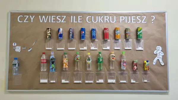 Wiesz, ile łyżeczek cukru jest w piwie? Na tablicy widać napoje i odpowiadające im ilości cukru w kostkach.