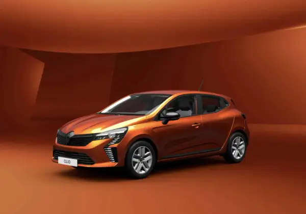 Pomarańczowy Renault Clio 2025 prezentuje nowoczesny design.