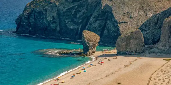La **playa de los Muertos, Cabo de Gata**, es un paraíso de aguas turquesas y arena dorada, con imponentes formaciones rocosas que la custodian.
