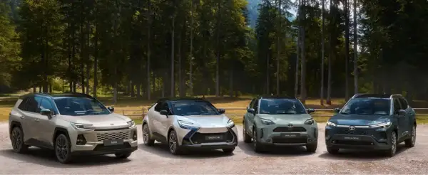 Nuovi modelli Toyota in arrivo: RAV4, C-HR, Yaris Cross e Corolla Cross pronti per l'avventura nel bosco.