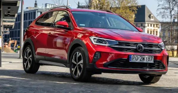 Czerwony Volkswagen Taigo na ulicy. Poznaj jego wymiary i możliwości.