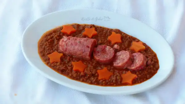 Lenticchie e cotechino alla marchigiana, un piatto saporito con stelline di carota.