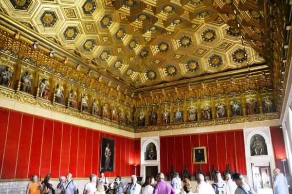 El impresionante interior del Alcázar de Segovia deslumbra con su techo dorado y figuras históricas.