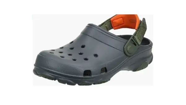 Scarpa da uomo Crocs grigia con cinturino arancione e verde. Perfetta per l'avventura.