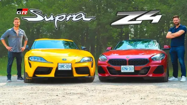 Dos hombres posan junto a un Toyota Supra amarillo y un BMW Z4 rojo.