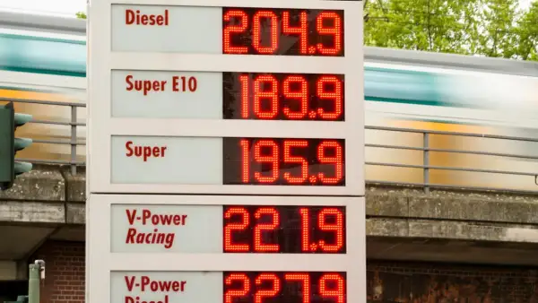 Cena paliwa w Niemczech: Diesel 204.9, Super E10 189.9, Super 195.9. Pociąg mija stację.