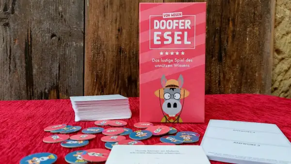 Gesellschaftsspiele für 6 Personen: "Doofere Esel" – das lustige Spiel des unnützen Wissens mit vielen runden Spielkarten.