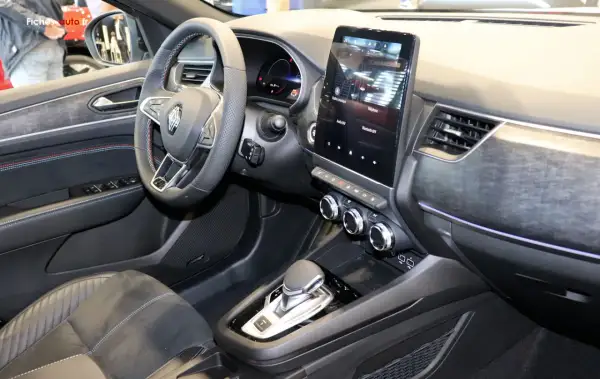 L'intérieur du Renault Arkana dévoile un écran tactile moderne, un volant multifonction et une console centrale épurée.