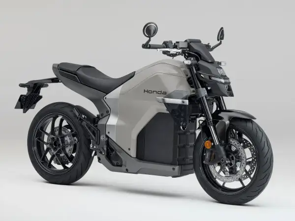 Nowoczesny, szary japoński motocykl Honda z czarnymi detalami i futurystycznym designem.