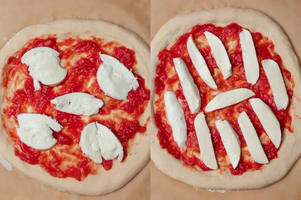 Två pizzabottnar med tomatsås och mozzarella. Den ena med klumpar, den andra med skivor. En familjepizza motsvarar detta.
