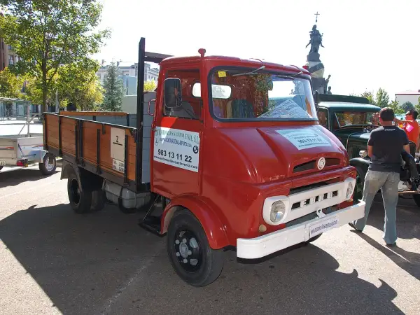 Camion Ebro rouge vif, prêt pour une nouvelle aventure. Un classique sur la route.